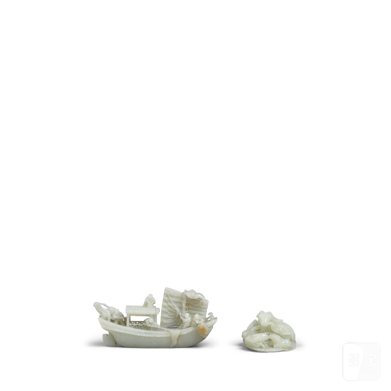二十世紀 青白玉漁人帆船擺飾 白玉《三羊開泰》擺飾 | A PALE CELADON JADE 'FISHERMEN ON A BOAT' CARVING AND A WHITE JADE 'THREE GOATS' ORNAMENT - 图1